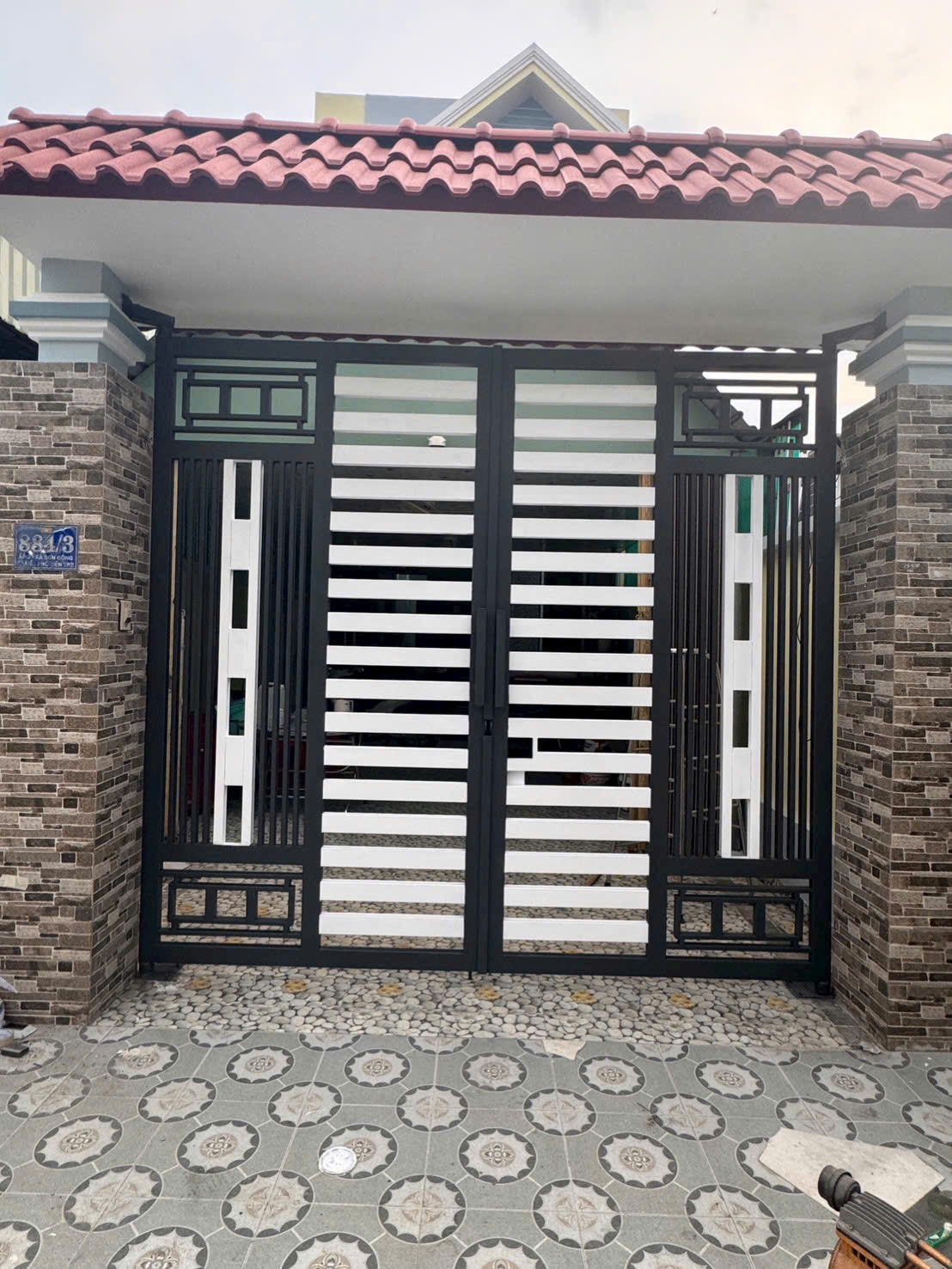 Cửa Cổng Hàng Rào Sắt Phối Màu Đen Trắng 
