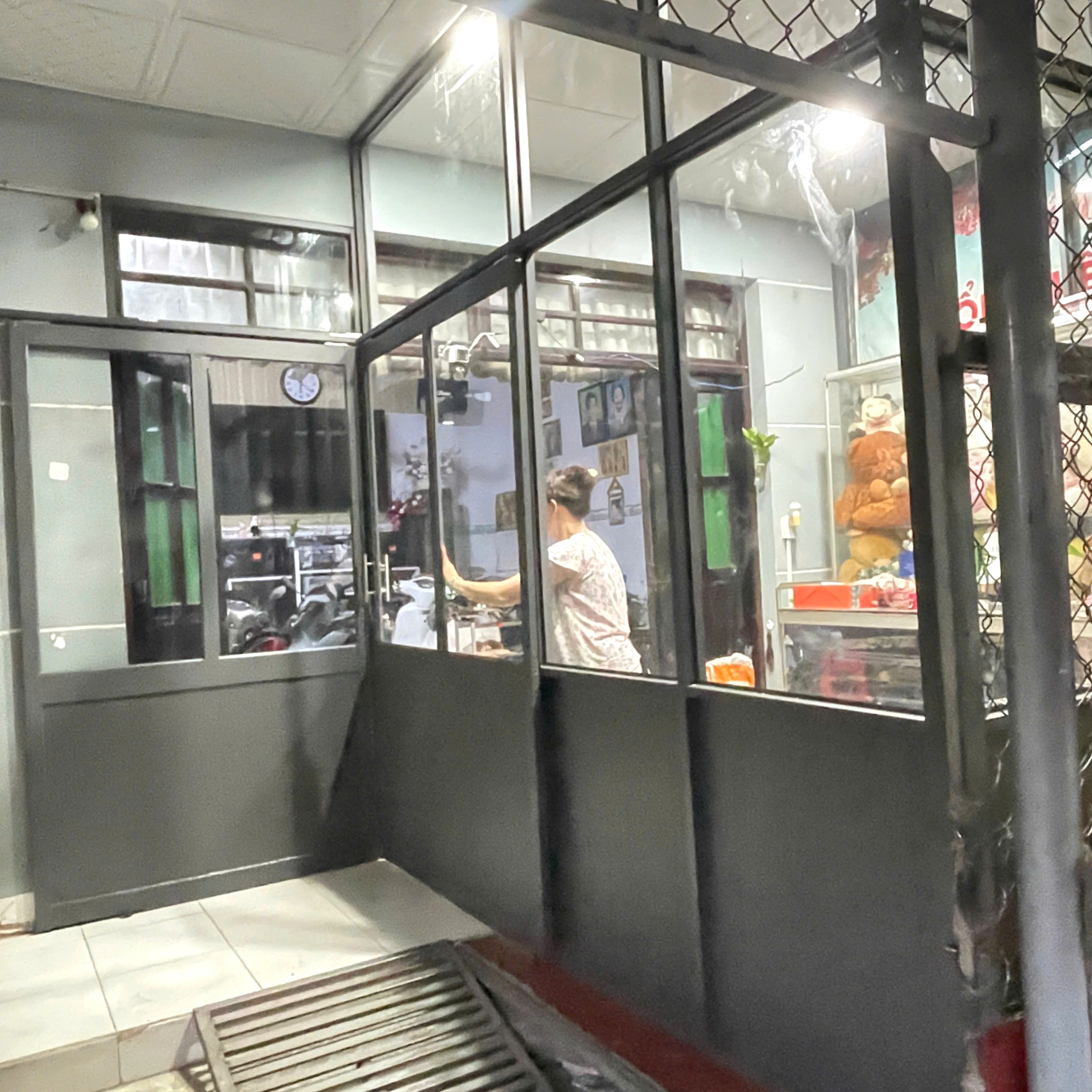 Thợ Đại Phát Lộc thi công lắp đặt vách ngăn nhôm kính phổ thông màu xám đen tại nhà khách hàng
