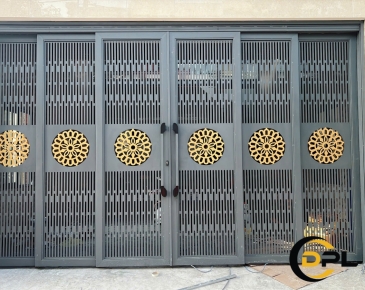 THI CÔNG CỬA SẮT TRƯỢT QUAY TẠI BẾN TRE 