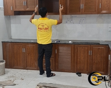 NHÂN LÀM TỦ BẾP NHÔM GIẢ GỖ GIÁ TỐT BẾN TRE
