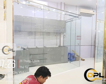 Thi công cửa lùa kính cường lực phi 25 giải pháp ngăn phòng tối ưu diện tích