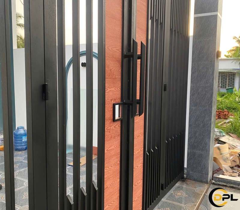 Thiết Kế Cửa Cổng Hàng Rào Sắt Hộp Kết Hợp Tấm Giả Gỗ Hiện Đại