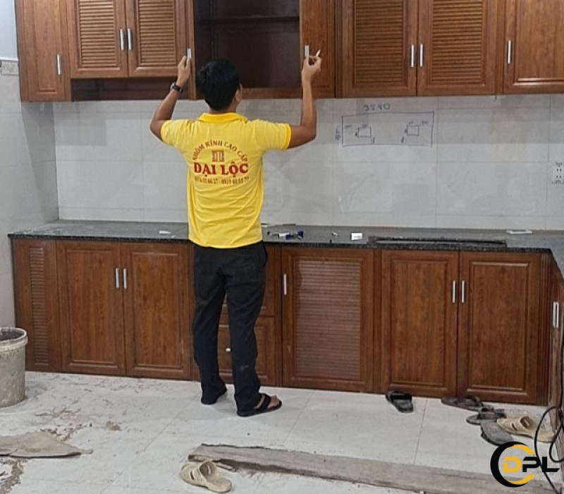 NHÂN LÀM TỦ BẾP NHÔM GIẢ GỖ GIÁ TỐT BẾN TRE