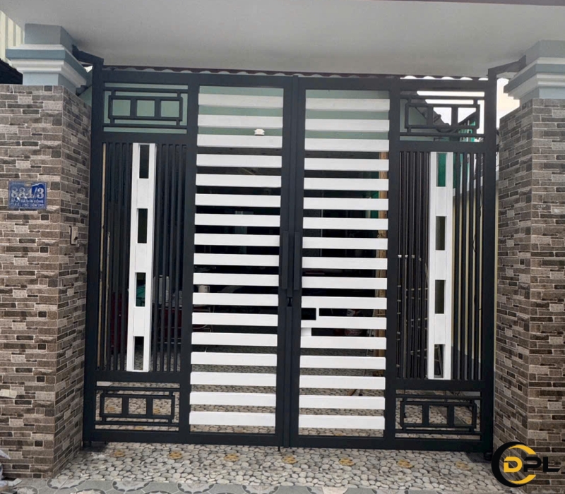 Cửa cổng hàng rào sắt hộp phối màu đen trắng hiện đại