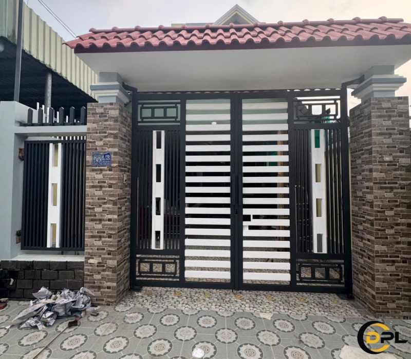 Cửa cổng hàng rào sắt hộp phối màu đen trắng hiện đại