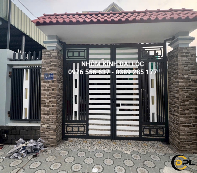 Cửa cổng hàng rào sắt hộp phối màu đen trắng hiện đại