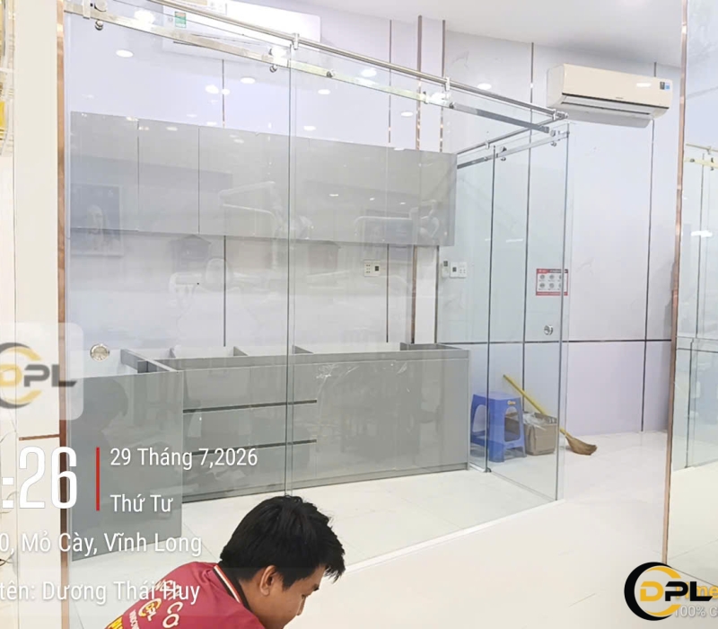 Thi công cửa lùa kính cường lực phi 25 giải pháp ngăn phòng tối ưu diện tích