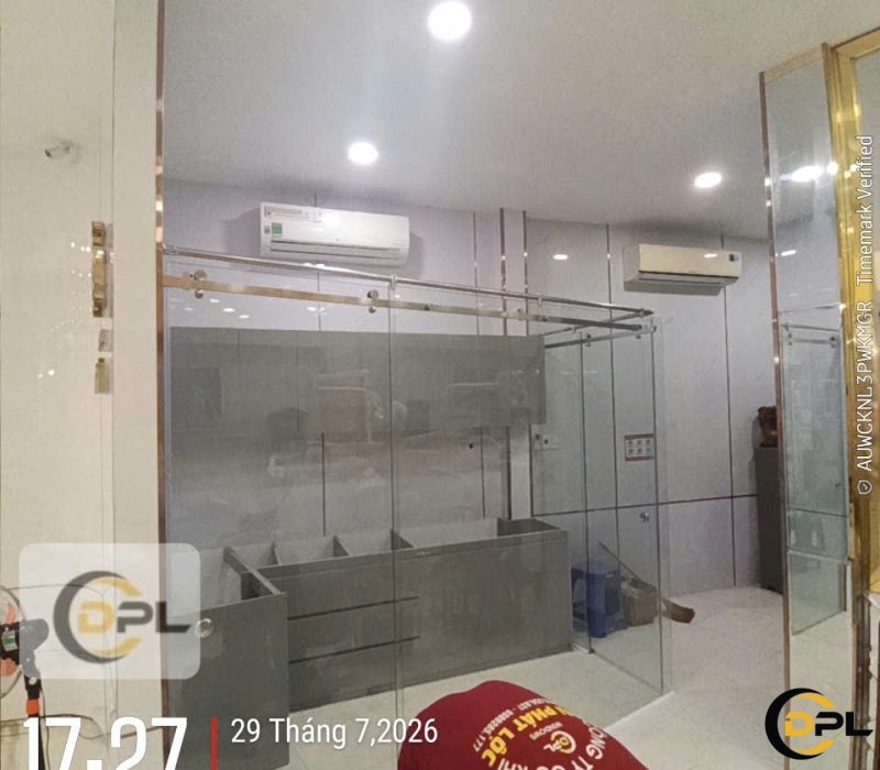 Thi công cửa lùa kính cường lực phi 25 giải pháp ngăn phòng tối ưu diện tích