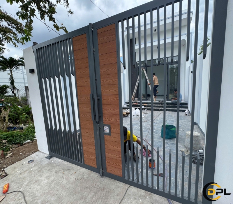 Thiết Kế Cửa Cổng Hàng Rào Sắt Hộp Kết Hợp Tấm Giả Gỗ Hiện Đại